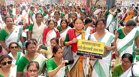 गुवाहाटी शहर में आंगनवाड़ी कार्यकर्ताओं का विरोध प्रदर्शन जारी है
