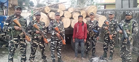 असम: छठी बटालियन एसएसबी ने भारत-भूटान सीमा के पास लकड़ी के लट्ठे जब्त किए
