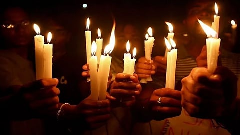 डिब्रूगढ़ में मोमबत्ती की रोशनी में सेवा मणिपुर में संकट की सालगिरह का प्रतीक है
