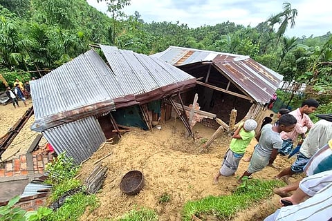 असम: करीमगंज जिले में भूस्खलन से एक ही परिवार के पांच लोगों की मौत हो गई
