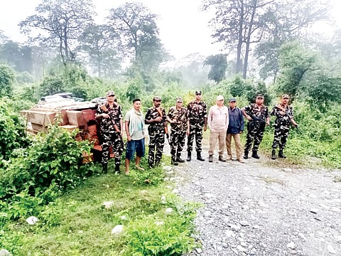 भारत-भूटान सीमा के पास अवैध लकड़ी तस्करी अभियान विफल: एसएसबी और वन रेंज कार्यालय ने लकड़ी के लट्ठों के साथ ट्रक जब्त किया
