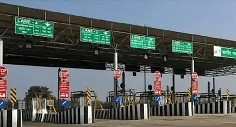 असम: टोल टैक्स में बढ़ोतरी के बीच राष्ट्रीय राजमार्ग-27 पर बाढ़ से आक्रोश