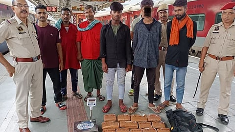 राजकीय रेलवे पुलिस ने गुवाहाटी रेलवे स्टेशन पर एक ट्रेन से गांजा जब्त किया