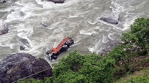 शिवसागर में पुल की रेलिंग टूटने से लोहे की छड़ों से भरा ट्रक देसांग नदी में गिरा