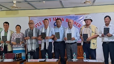 लेखक वाईडी थोंगची ने जेएनसी कॉन्फ्रेंस हॉल में 'मेरु: बीकन ऑफ लाइट' का अनावरण किया 
 