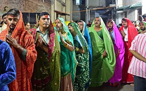  अहमदाबाद में पुरुष गरबा प्रदर्शन के लिए महिलाओं की तरह क्यों तैयार होते हैं 