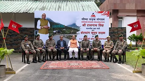  रक्षा मंत्री राजनाथ सिंह ने अरुणाचल प्रदेश में 18 बीआरओ परियोजनाओं का उद्घाटन किया 