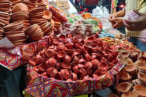 गुवाहाटी: दिवाली के लिए पर्यावरण अनुकूल पटाखे बेच रहे शहर के विक्रेता