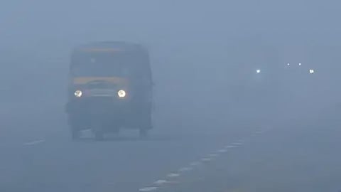 असम में घना कोहरा और तापमान में गिरावट की आशंका; गुवाहाटी में नौका सेवाएँ बाधित