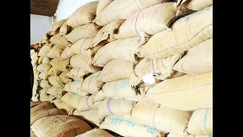 असम: पुलिस ने बिलासीपारा में कालाबाजारी के लिए भेजे जा रहे पीडीएस चावल के 100 बैग जब्त किए