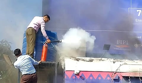 असम: गुवाहाटी रेलवे स्टेशन पर आग लगने की घटना