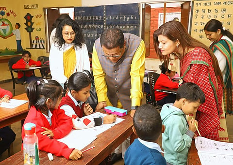 असम: डॉ. रनोज पेगू ने गुणोत्सव के तहत गुवाहाटी में दो स्कूलों का दौरा किया