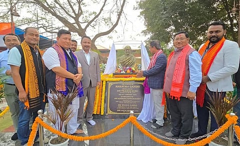 असम: बीटीसी प्रमुख प्रमोद बोरो ने काजलगाँव में महात्मा गांधी की प्रतिमा का अनावरण किया