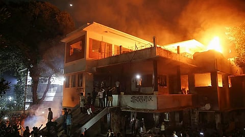 बांग्लादेश के संस्थापक शेख मुजीबुर रहमान के घर को भीड़ ने आग के हवाले कर दिया