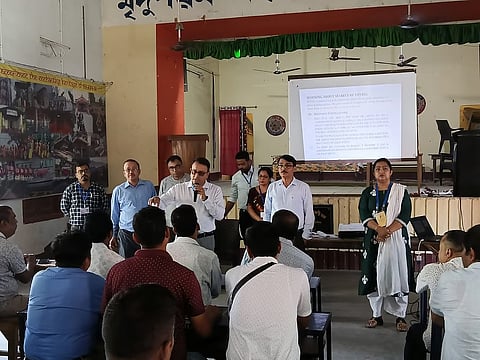 असम: डीसी अंकुर भराली ने तेजपुर स्कूल में पंचायत चुनाव प्रशिक्षण की समीक्षा की