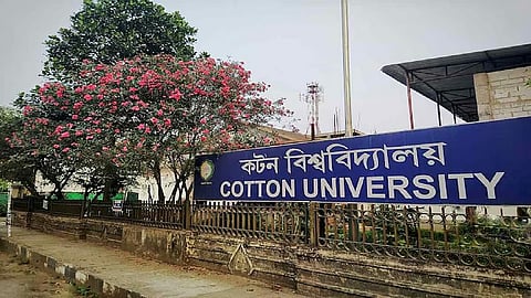 कलाकार किरण शंकर रॉय की पुस्तकें कॉटन विश्वविद्यालय पुस्तकालय को दान की गईं