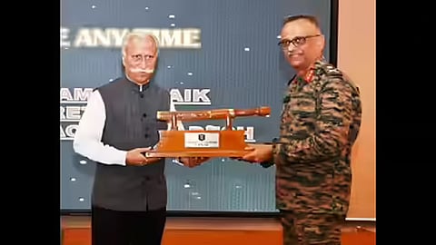अरुणाचल के राज्यपाल परनाइक ने असम के दिनजान में भारतीय सेना के अधिकारियों से बातचीत की