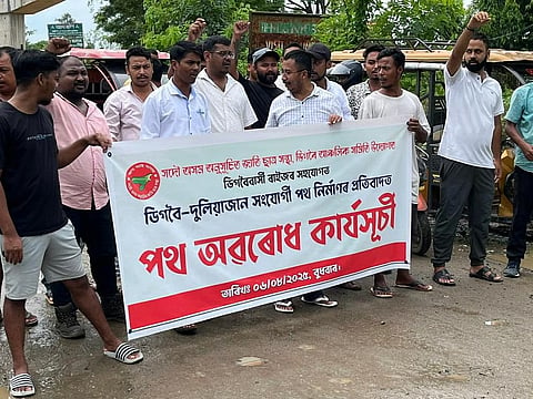 डिगबोई-दुलियाजान सड़क परियोजना के अधूरे काम से स्थानीय लोग परेशान; छात्र संगठन ने सड़क जाम किया, जिससे यातायात बाधित