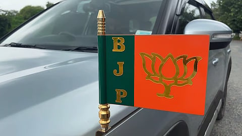 भाजपा के झंडे वाली रहस्यमयी वैगन-आर उरियागाँव के पास लावारिस हालत में मिली 