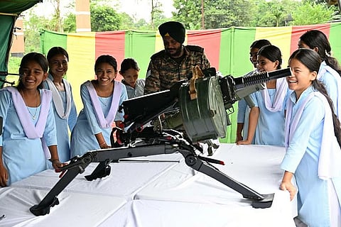 भारतीय सेना ने तिनसुकिया में युवाओं को प्रेरित करने के लिए उन्नत हथियारों का प्रदर्शन किया 