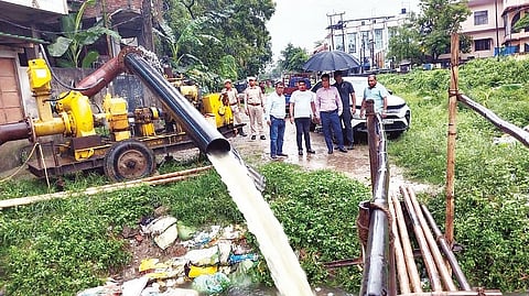 गुवाहाटी: महापौर ने बाढ़ प्रभावित इलाकों का निरीक्षण किया, जल निकासी कार्य में तेजी लाने के आदेश दिए
