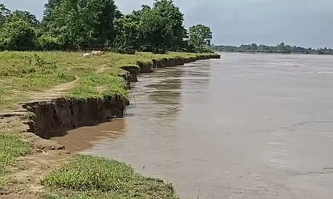 डिब्रूगढ़ के माईजान में भारी कटाव से बांध और प्रमुख सरकारी कार्यालयों को खतरा