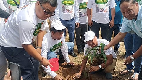 असम: तुलीराम रोंगहांग ने 'एक पेड़ माँ के नाम' वृक्षारोपण अभियान के लिए साइकिल रैली को हरी झंडी दिखाई