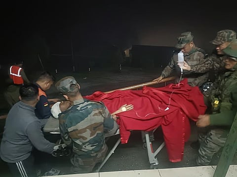 अरुणाचल: भारतीय सेना की गजराज कोर ने दुर्गम पहाड़ियों से गंभीर रूप से घायल पुलिसकर्मी को बचाया