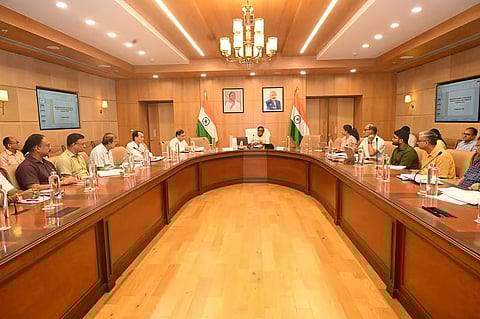 असम के मुख्यमंत्री ने पीडब्ल्यूडी को गुवाहाटी में सभी खुले फुटपाथों और मैनहोलों को बंद करने और उनकी मरम्मत करने का निर्देश दिया