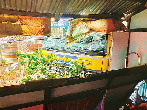 गुवाहाटी: तेज रफ्तार डंपर ने घर में टक्कर मारी, एक व्यक्ति की मौत
