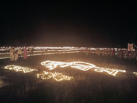 ज़ुबीन गर्ग के प्रति लोगों का प्यार: श्रद्धांजलि स्वरूप एक साथ जलाए गए 10,000 दीप