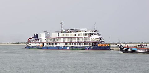पर्यटन स्थल रूप में उभरा ब्रह्मपुत्र  : 70 विदेशी पर्यटक एमवी महाबाहु पर सवार होकर पँहुचे असम 