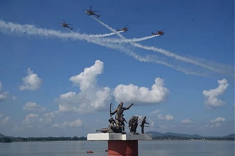 गुवाहाटी में भारतीय वायुसेना द्वारा भव्य एयर शो से पहले छात्रों के लिए विशेष उड़ान प्रदर्शन आयोजित 