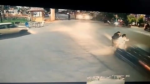 तेजी से आ रही गाड़ी ने गेट के पास दो नेहू  छात्राओं को घायल किया; चालक को हिरासत में लिया गया