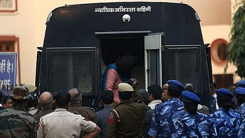 लाल किला विस्फोट: विदेशी संचालकों द्वारा फरीदाबाद के डॉक्टर को बम बनाने के 42 वीडियो भेजे गए 