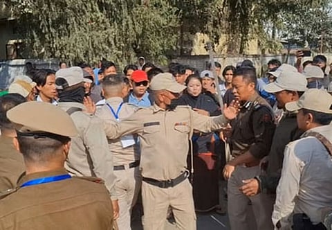 मणिपुर: विस्थापित लोगों और सुरक्षा बलों के बीच झड़प में 2 पुलिसकर्मी, 5 घायल