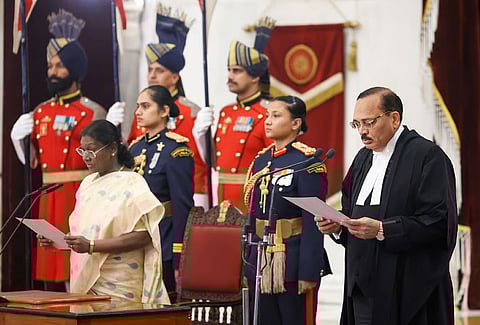 राष्ट्रपति भवन में भारत के 53वें मुख्य न्यायाधीश के रूप में ली शपथ : न्यायमूर्ति सूर्यकांत