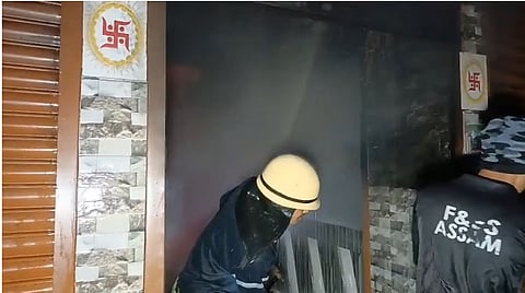 बिश्वनाथ के लाहौरीजान में भीषण आग लगी; दो दुकानें जलकर खाक