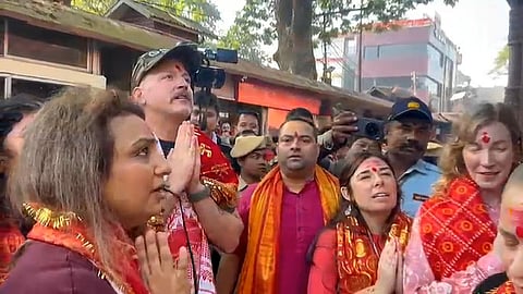 गुवाहाटी: पोस्ट मेलोन टीम के सदस्यों ने कामाख्या मंदिर का दौरा किया