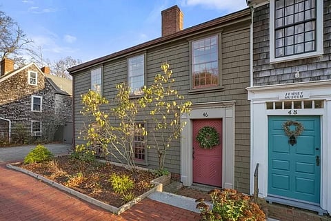 picture of a colonial home in Plymouth MA