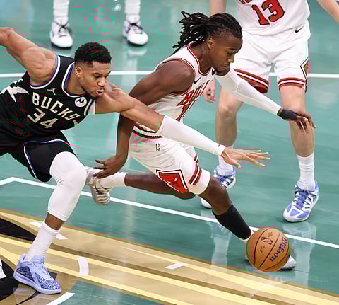 Giannis Antetokounmpo goes for the ball against Bulls