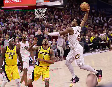 Donovan Mitchell soars high to earn points