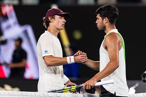 Alex de Minaur shakes hand with Carlos Alcaraz after the game 