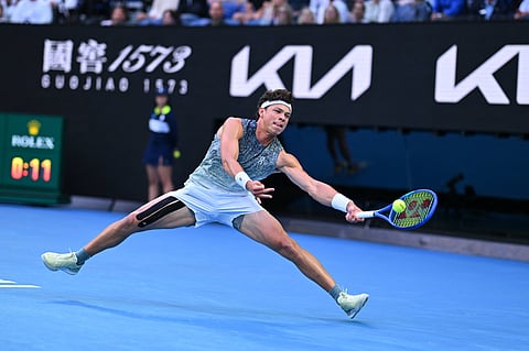 Ben Shelton in action against Jannik Sinner