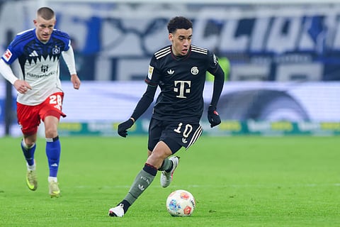Jamal Musiala carries the ball forward against Hamburg SV