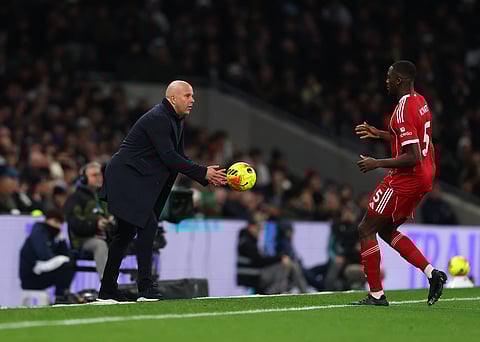 Arne Slot gives the ball to Ibrahima Konate