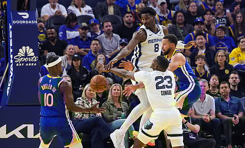 Memphis Grizzlies and Golden State Warriors players in action 