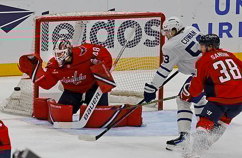 Washington Capitals goaltender Logan Thompson in action