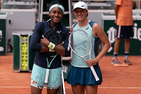 Iga Swiatek and Coco Gauff pose for a photo 