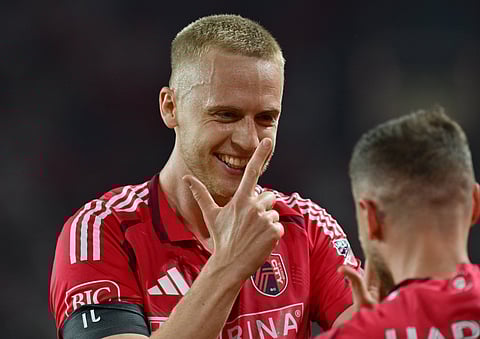 Marcel Hartel celebrates with Timo Baumgartl